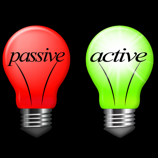 Két villanykörte a baloldali piros passive felirattal a jobb oldali zöld active felirattal