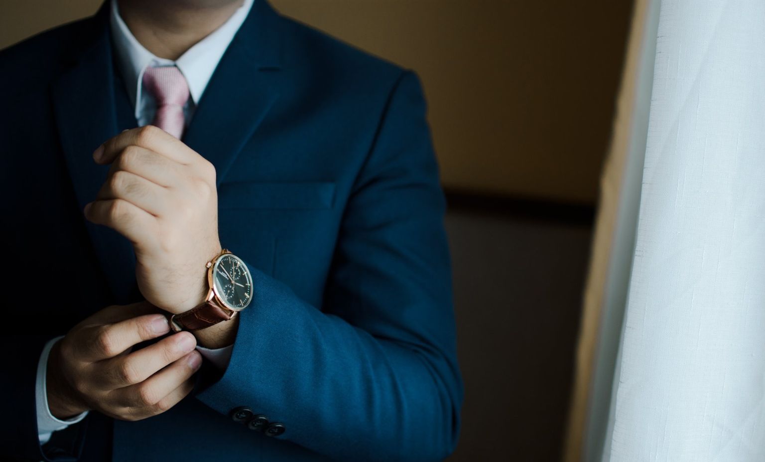 Karóra egy férfi csuklóján