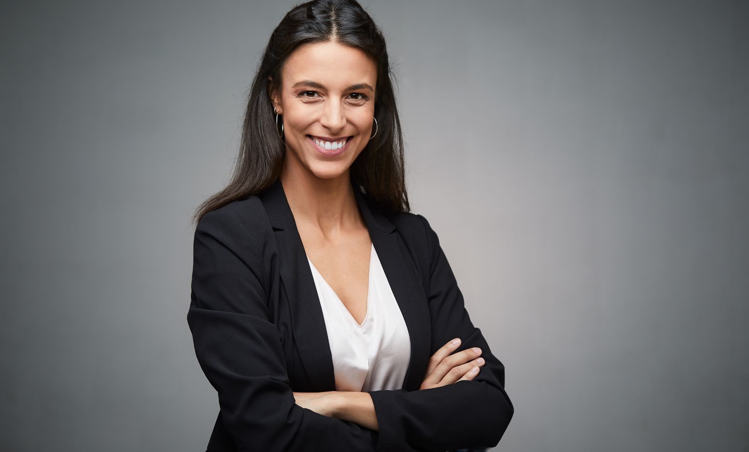 Mosolygós női portré